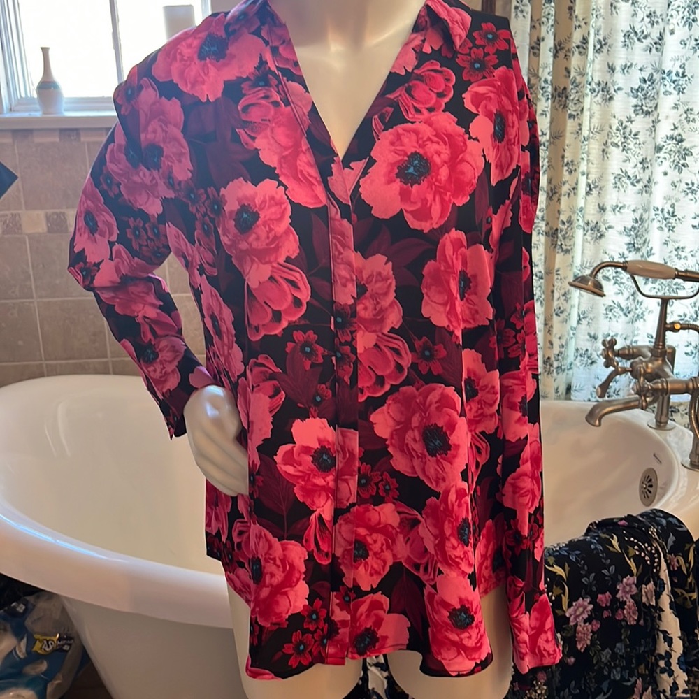 Gorgeous pink floral Worthington button-down blouse. Size large.